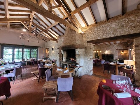Fond de commerce restaurant situé dans un village médiéval très touristique à 15 minutes de Bergerac.