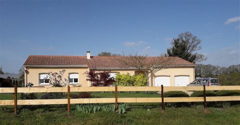 In a calm and green environment, this beautiful spacious one level 126 m² villa with double garage and mature garden has lovely views over the countryside. The villa sits on a plot of approximately 1522m². The villa consists of an entrance, a fitted ...