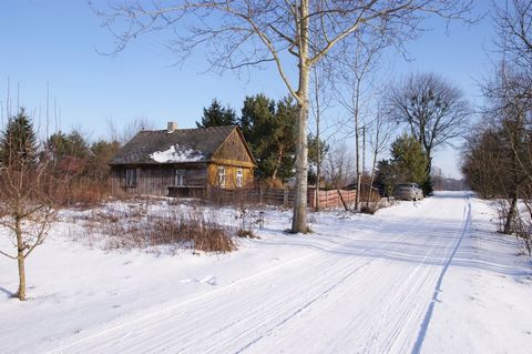 Vrijstaand houten huis ca. 70 m2 (habitat) op een perceel van ca.  1800 m2 in Gołąb, 30 km van Lublin. Hoeveperceel met vergunning voor de bouw van eengezinswoningen en bijbehorende niet-belastende basisvoorzieningen Het is toegestaan om habitats om ...