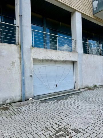 Garagem fechada em São Vitor, a 5 minutos a pé do Bragaparque. O Imóvel localiza-se numa zona com bastante afluência populacional , o que poderá facilitar-lhe o estacionamento perto da sua habitação. O Portão principal é automático e a garagem tem 12...