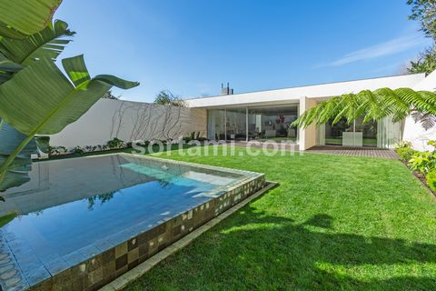 Exclusive property in Matosinhos, with four bedrooms and a private pool! This charming house offers a large living room, a practical kitchen, four spacious bedrooms, which of two elegant bedrooms en-suite and two bathrooms. The spacious environments ...