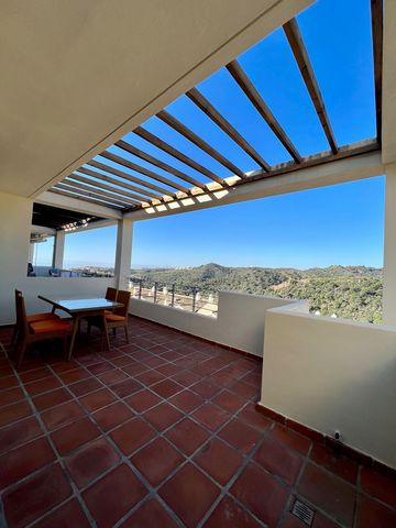 Located in Estepona. This stunning duplex penthouse is located in the sought-after area of Estepona East, in the beautiful coastal town of Estepona, Malaga. With its luxurious design and breathtaking panoramic views, this property offers the perfect ...