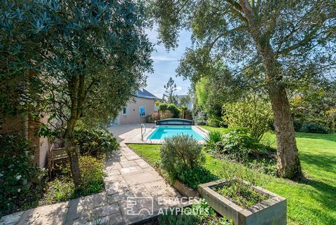 Five minutes from Laval, let's discover this bright and generous contemporary of more than 330 m2, located in a particularly sought-after area of the town of Change. Embraced by a marvellous landscaped garden, the house, built in the 2000s, is built ...