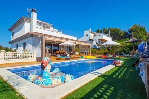 Nou Aire real estate, presents a sensational single-family house, located just 15 minutes from the beaches of Sitges, coast of Catalonia. In the Garraf region. With wonderful views of the sea and the Garraf Valley. It consists of 5 bedrooms and 3 bat...