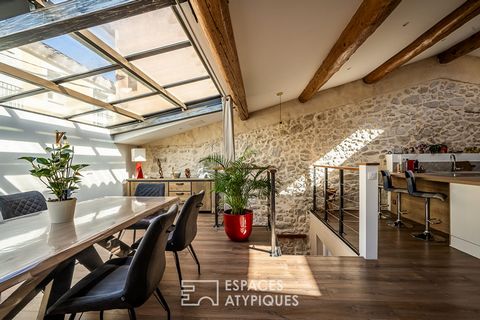 Located in the heart of a lively village near Mèze, we present this superb village house of 124m2 completely renovated with taste, with a subtle mix of modernity while keeping the cachet of the old. Located in a quiet street, this village house with ...