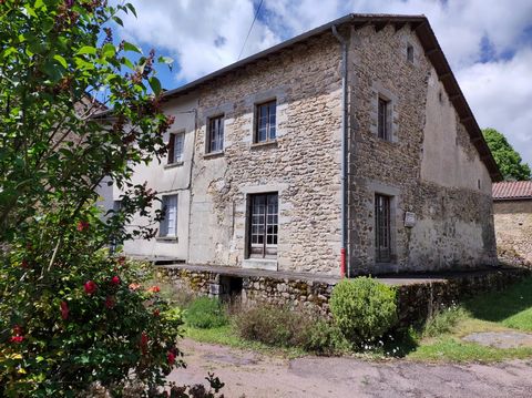In the north of the Dordogne department, in the Périgord Vert, nestles this small hamlet of stone houses. Here you will find a beautiful habitable house, a house to renovate, a barn and two beautiful plots of woodland of woodland 1km and 2km away (42...