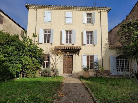 Former outbuilding of an estate dating from the mid-19th century with 288 m2 of living space on 565 m2 of land. The house has masses of character and many original features. It offers large rooms and an old semi-furnished stable. The garden, located ...