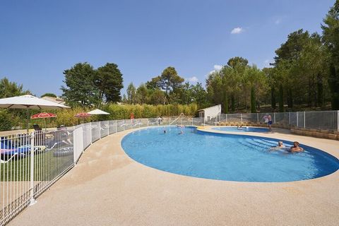 Vlak voor het dorp ligt het vakantiepark Jardin du Golf, een prachtig resort met exclusieve uitstraling. De 59 luxe provençaalse villa’s hebben ruime terrassen en prachtig aangelegde tuinen. Diverse villa’s hebben een privé zwembad. Uiteraard is er o...