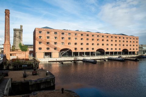Cette structure spectaculaire, classée Grade II, offre des vues spectaculaires depuis toutes les altitudes : sur les eaux calmes, le front de mer de Liverpool classé au patrimoine mondial de l'UNESCO, les toits du centre-ville et les cours centrales ...