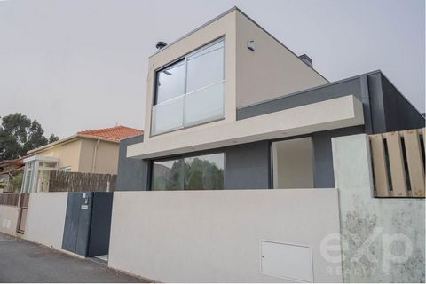 Three-front contemporary villa located 3 km from Granja beach and adjacent to an A29 access. This is a T3 typology housing, consisting of 2 floors, ground floor, and first floor. It has 2 accesses (north and south) to the dwelling, parking for 2 plac...