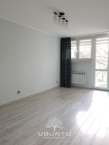 Apartment with a balcony - PLN 370 thousand - 2 rooms -kitchen - 40m2 - floor 2/4 -balcony - storage room - Exhibition: East-West - location: Łódź Górna I invite you to familiarize yourself with the offer of this completely renovated two-room apartme...