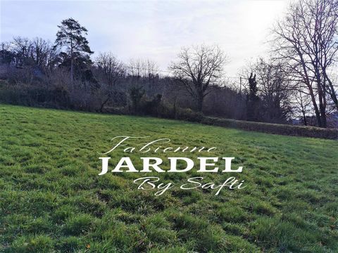 Fabienne Jardel offers you in Grolejac, a town bordered by the Dordogne located 15 minutes from Gourdon and Sarlat, the capital of Périgord Noir, a demarcated building plot with an area of 1,459 m² (approximately 41 m x 35 m). It benefits from a vali...