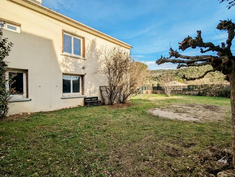 34600 Bédarieux Large villa made up of two accommodations in a quiet and very pleasant area in the town of Bédarieux. Ground floor: garage of 38.4 m2 Apartment of 48 m2: equipped kitchen open to the living room for a total of 32 m2, a bedroom 11.80 m...