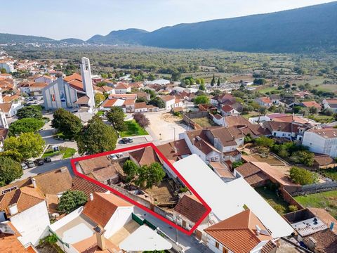 Land with two old houses and a garage, for restoration, located in the historic center of Mira de Aire. House with basement, ground floor and first floor with 66 m2 of private area and small patio with 45 m2. Single story house with 4 bedrooms, kitch...