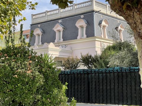 Spectacular large Neoclassical style house of 196 m² of surface area and 866 m² of plot, in a very quiet and residential area in the urban center of Montmeló, province of Barcelona. Ideal for a family with children. Open price to negotiate we value c...