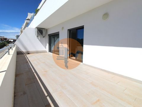 Avec une fantastique orientation sud, dans cet appartement, vous pourrez profiter d'une vue magnifique et privilégiée sur la mer et la ville d'Olhão !!! Appartement de 2 chambres, NEUF, avec une fantastique orientation solaire, dispose d'espaces géné...