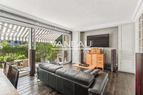 Groupe Vaneau offers you a three-room apartment with a surface area of 70.32 m² in absolute calm, with a private garden of 67 m² in the heart of a modern building of very high standing. The property comprises an entrance hall, a bright living room, a...