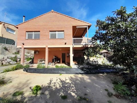 To live in a natural environment just a stone's throw from Barcelona and its urban area. Fed up with the summer heat? Take a dip in its fabulous pool and enjoy this spectacular home. On the central floor there are three bedrooms, two single, spacious...