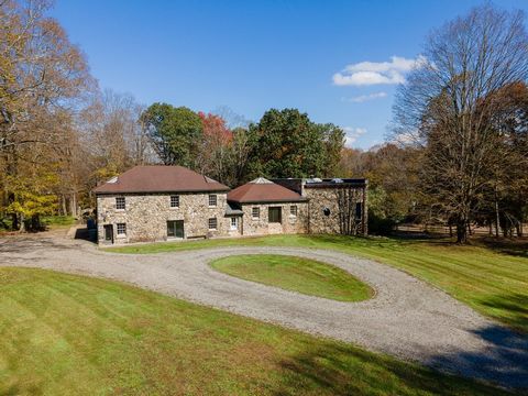 Welcome to your country dream house. Whether that dream is an iconic Bedford horse farm, cool family/weekend guest compound, or your favorite architects new showpiece, this historic, picturesque 4 acre property, steeped in local heritage, has timeles...