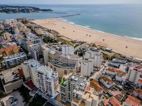 Situé à seulement 200 mètres du sable blanc de Praia da Rocha, cet appartement offre une opportunité unique de vivre à proximité de la mer. Il s'agit d'un bien T3, avec un seul élément matriciel, qui a été transformé en deux appartements T1 et T2. Ma...
