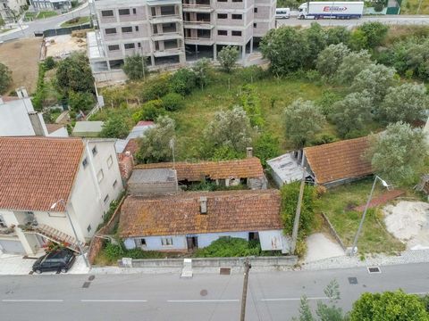 Old house to rebuild with 5 divisions, inserted in a land of 260 m2, with excellent sun exposure, located in Pombal, in a quiet and residential area, with easy road access to the cities of Leiria and Coimbra and the beaches of Figueira da Foz. In the...