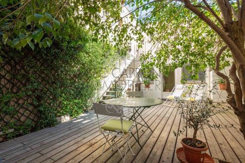 Located 5 minutes from the historic city center, we offer you a ground floor apartment of 103. 19m2 Carrez law + large terrace/garden of 40m2 This bright space consists of a pleasant 38m2 living room with an open fitted kitchen. The glass roof opens ...
