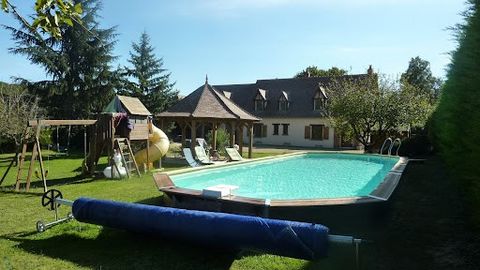10 minutes from the center of Tours, in a calm and green environment just 2km from shops and schools, come and discover this property of approximately 230 m² of living space with swimming pool and outbuildings, on enclosed and partly wooded land of 3...