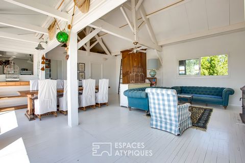 Located in the former garden of the Château de Port-de-Lanne, this wood-frame house is raised high and overlooks the Gaves Réunis river. The 100 m2 of living space is well laid out and makes it easy to project yourself on a beautiful project. The vis...