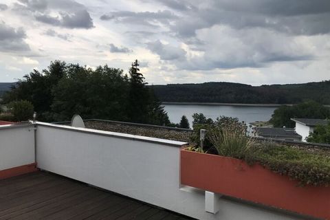 L'appartamento si trova a Langscheid in un grande complesso con molti appartamenti e una piscina sopra la passeggiata di Langscheid con vista sul Lago Sorpe.