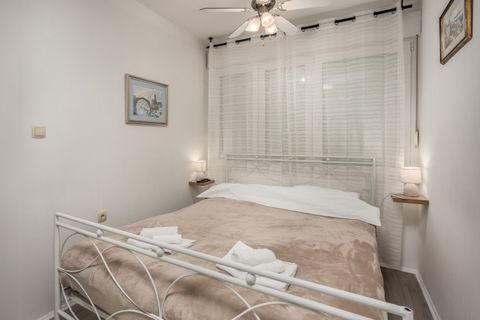 Enjoy the elegant decoration of this accommodation near the city center all year round. The two-room apartment offers peace and quiet, and is only a ten-minute walk from the city center. It is suitable for families with children because of the playgr...