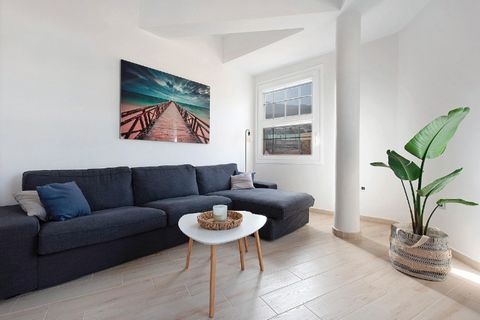 Welcome to our home! We are delighted to receive you in a fully renovated, bright and cozy penthouse in the heart of La Villa de la Orotava, in Tenerife. Protected heritage building dating from 1952, which also houses the Auditorium at the back. Hist...