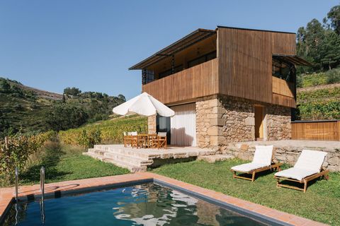 Between terraces and olive groves, along the banks of the Varosa River lies Quinta de Recião. The three houses located between the vineyard and the river, with an idyllic view over this enchanted valley. Ideal for setting off on adventure and discove...