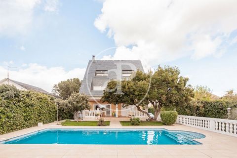 Maison de 571 m2 avec terrasse dans la région de La Cabaña, Pozuelo.La propriété dispose de 9 chambres, piscine, place de parking, climatisation, buanderie, balcon et jardin. Ref. VMO2403012 Features: - SwimmingPool - Terrace - Air Conditioning - Gar...