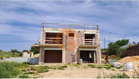Semi-detached House T4 with sea view in the village of St. Stephen. The villa is part of a plot of 377m2 with a gross construction area of 295.5m2. It is distributed by: - Basement with garage with a total area of 74.76m2 - R / C composed of kitchen ...