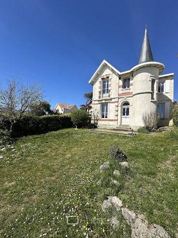 The Chartreux Real Estate Agency presents for sale, in the heart of a remarkable heritage site and in the heart of the seafront, a Villa from the 30s that has benefited from an extension in order to increase its capacity. This family property with 8 ...