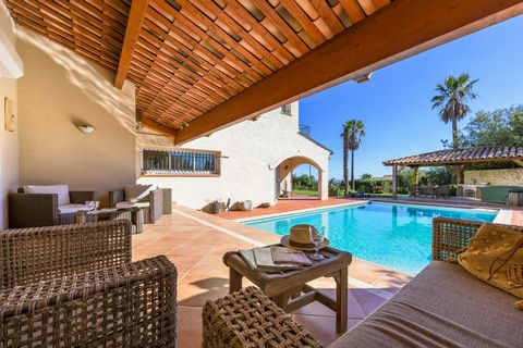 Discover this Provencal villa, ideally located on a hilltop offering panoramic sea views, nestled between the charming villages of Biot and Valbonne. Situated in the secure and peaceful Mont d'Azur estate with tennis courts, this family-friendly and ...