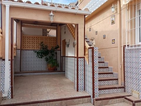 Don't miss the opportunity to acquire this charming Townhouse in Los Altos, Torrevieja! With a recent renovation, this property offers you comfort and style. With an east orientation, you'll be able to enjoy natural light throughout the day. With 85 ...