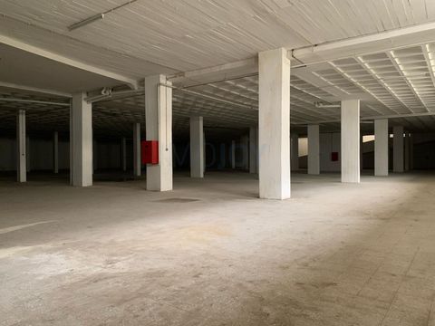Warehouse in Queluz, located in an urban building, in a residential neighbourhood with cafes and shops in the vicinity. Very central, close to the main access roads (IC19, IC18 CREL, A9) and the CP Train Station of Queluz (Monte Abraão) and Industria...