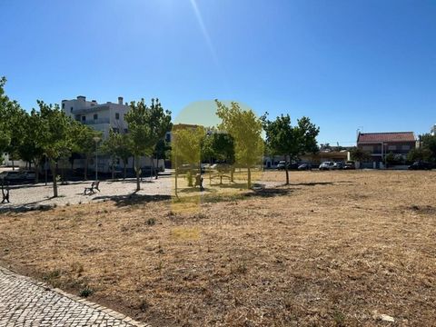 Invest in Urban Land located commercial area in Loulé, Algarve - Construction for 15 dwellings This urban land with 465 square meters for construction, is located in Loulé, in the Algarve, in an urban and commercial area, close to schools and service...