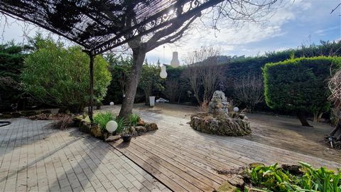 RARE AND ATYPICAL!!! At the gates of Ardèche, large house of 260 m2 of living space on beautiful enclosed land with trees. You are looking for large living spaces and the possibility of arranging everything to your taste, this house is made for you! ...