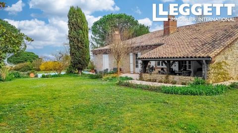 A27898SRS47 - Situated on the outskirts of the pretty village of Aiguillon in a peaceful location in the lovely Lot et Garonne, this stunning country house is well worth a visit! With its châteaux, bastide viallages, rolling hills, rivers and canals ...