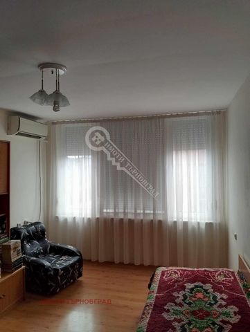 Imoti Tarnovgrad offers you a one-bedroom brick apartment in the town of Tarnovgrad. Gorna Oryahovitsa, kv. Spring. The apartment is located on the fifth floor with entirely southern exposure. The roof is completely renovated with partial insulation ...