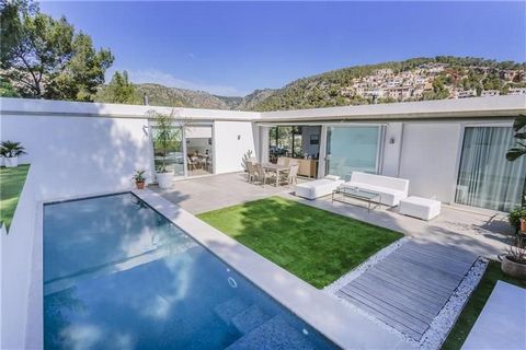 Detached villa with swimming pool and mountain views. This house has a plot of approximately 760m2 and the house has an area of about 253.58m2 approx. This property consists of a living room with open kitchen with island, fireplace, 3 double bedrooms...