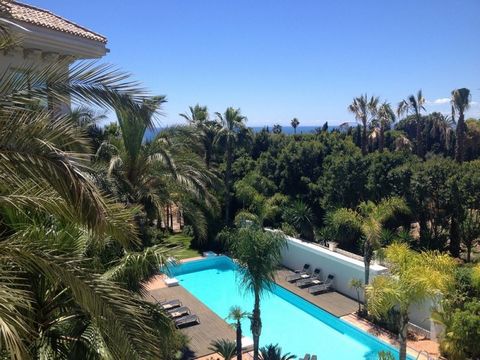 Modern southwest facing three bedroom apartment with lovely views over the manicured gardens to the Mediterranean Sea, Gibraltar and Northern Africa. Situated in prime location within a small luxury complex of 16 apartments. This development is only ...