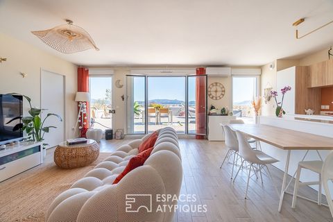 Located on the heights of Vauban, this contemporary apartment of 113 m2 stands out on the top floor of a recent building with high energy efficiency. This penthouse-like living space enjoys exceptional 280° views of the rooftops of Marseille, the mou...