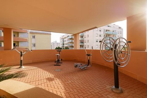 Fabulous 1 bedroom apartment with a double bed, furnished with exquisite taste, has a living room, a fully equipped kitchen, a complete bathroom and a terrace with mountain views. Enjoy the impressive communal pool. The best view of the city while re...