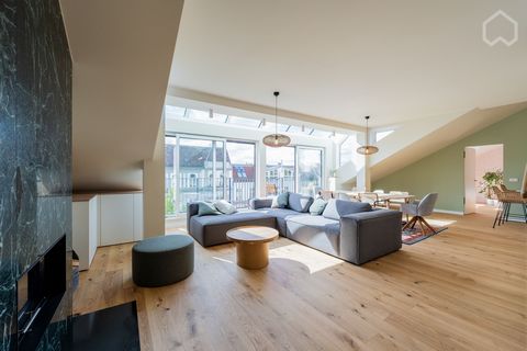 High-quality penthouse apartment in Berlin directly on Winterfeldplatz. On a generous 180 square meters you live in exclusive furnishings and selected individual pieces above the rooftops of Berlin. 2 balconies, accessible from 4 different rooms, as ...