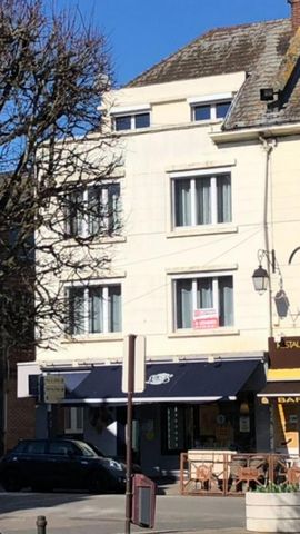 30 MN de Beauvais, 45 MN de Rouen, Centre-ville de Gournay en Bray, cet immeuble en excellent état dispose d'un emplacement de premier ordre: Magnifique appartement avec hall d'entrée, un dégagement distribuant cuisine aménagée équipée, séjour salon,...