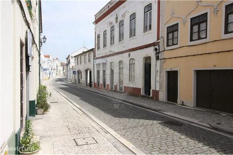 Old house in the historic center of Montemor-o-Velho to recover. It has good areas, allowing commerce on the ground floor and housing on the 1st floor.