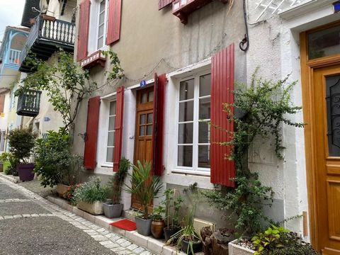 This beautiful town house, in excellent condition throughout, is located in one of the most sought after streets of Salies de Béarn, a few steps from the town centre. Over three floors, the house is composed of an entrance hall, living room, large ki...
